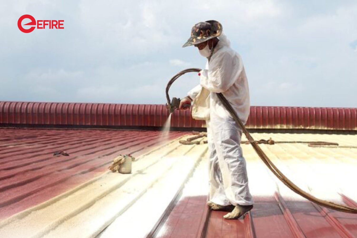 thợ phun foam chỉ đeo khẩu trang khi làm việc